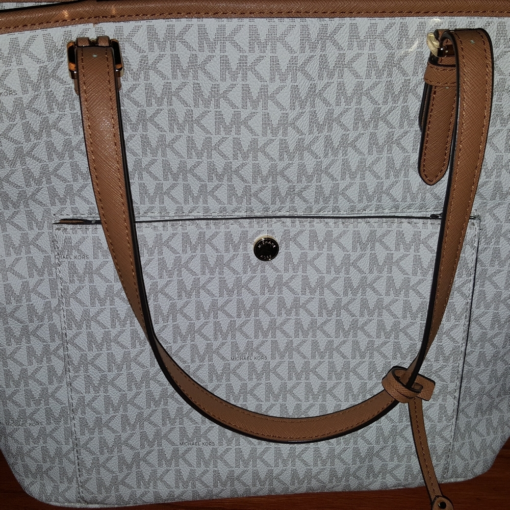 Large leather,top zipper tote.Small pocket infront